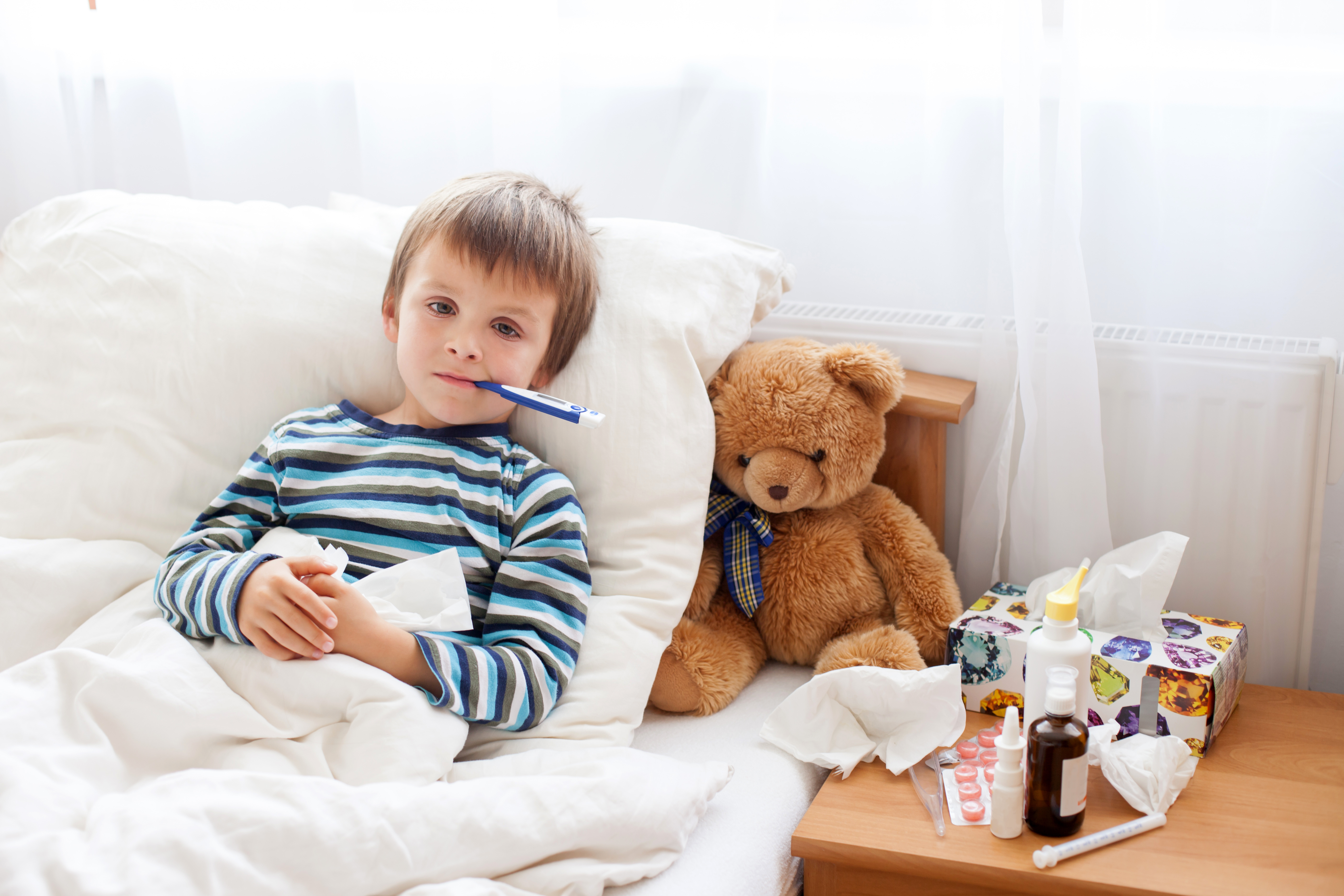 Почему ребенок часто болеет простудными. Ребенок болеет. Больной ребенок. Грипп у детей. Простуда у ребенка.